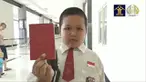 Saka, seorang siswa SD yang sehari-hari melintasi dua negara lewat PLBN Entikong untuk berangkat sekolah ke Indonesia.