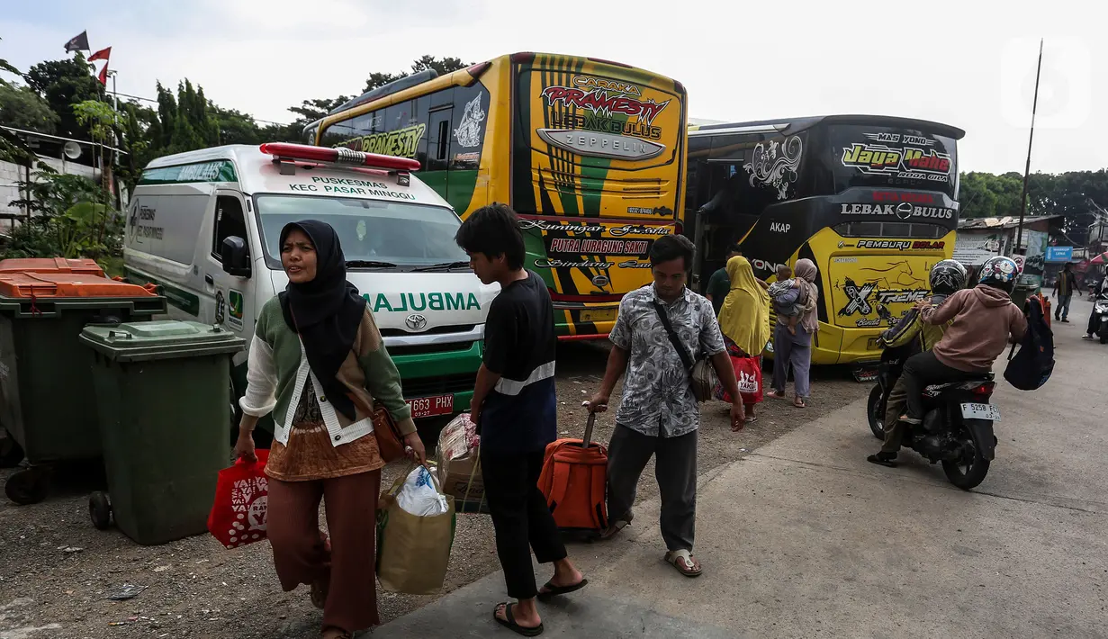 Kepala Satuan Pelayanan (Kasatpel) Terminal Lebak Bulus, M Imam Syafril mengatakan, hingga Rabu (26/4), suasana di Terminal Lebak Bulus belum terlihat adanya lonjakan penumpang arus balik. (Liputan6.com/Johan Tallo)