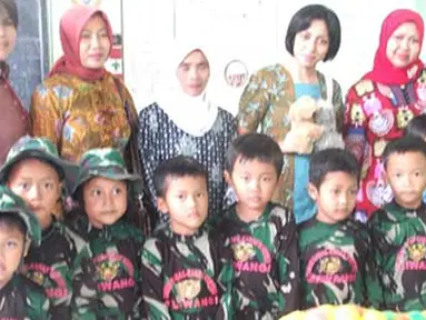 Citizen6, Bandung: Pada kesempatan tersebut, Ketua Persit Kartika Chandra Kirana Cab XX memberikan bantuan APE dalam, berupa bola-bola kecil untuk anak TK yang diterima oleh Kepala Sekolah. (Pengirim: Pendam3)