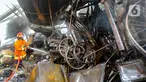Petugas pemadam kebakaran Pemerintah Kota Depok memadamkan sisa api kebakaran lapak rongsok di Jalan Karet, Beji, Kota Depok, Jawa Barat, Selasa (5/12/2023). Sekitar 10 unit mobil pemadam kebakaran dikerahkan untuk memadamkan kebakaran yang terjadi di belakang Margo City tersebut. (merdeka.com/Arie Basuki)