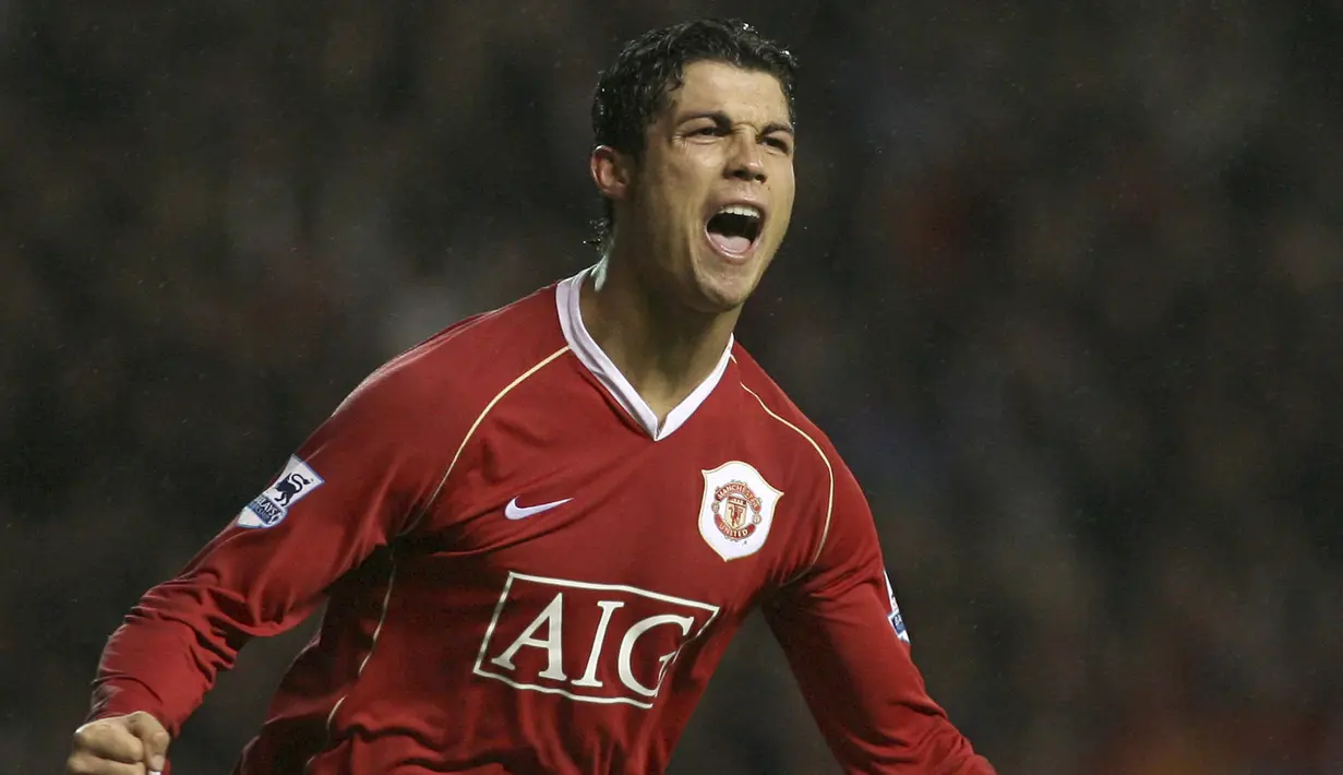 Pemain Manchester United, Cristiano Ronaldo melakukan selebrasi setelah mencetak gol ke gawang Reading dalam laga lanjutan Liga Inggris di Old Trafford Stadium, Manchester, Inggris, 30 Desember 2006. (AP Photo/Jon Super)