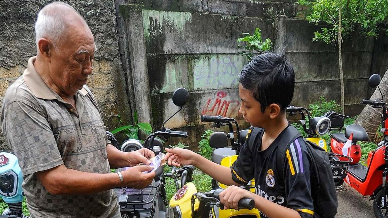 FOTO: Tren Bisnis Penyewaan Sepeda Listrik Menjamur di Depok
