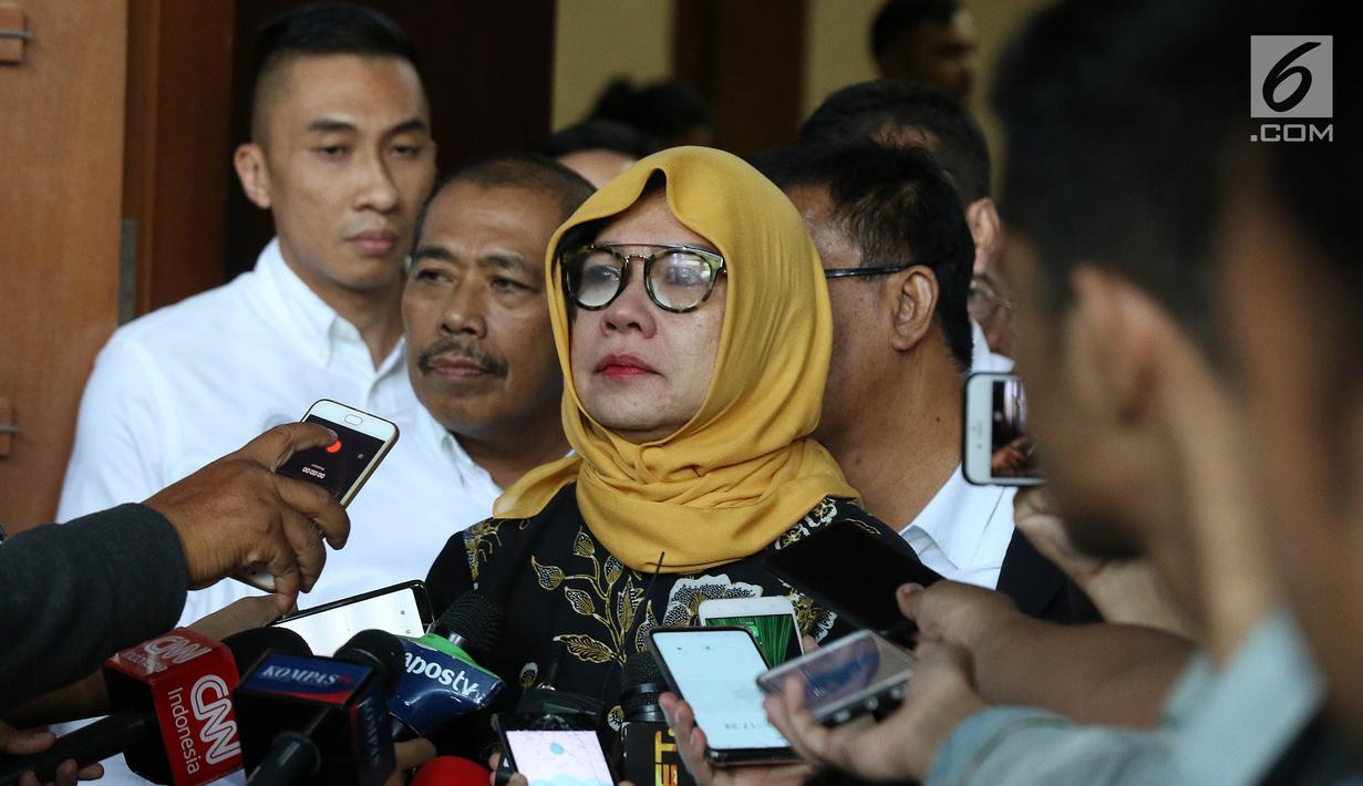 Mantan Dirut Pertamina Karen Agustiawan memberi keterangan usai menjalani sidang vonis di Pengadilan Tipikor, Jakarta, Senin (10/6/2019). Karen tampak terlihat berkaca-kaca saat memberi keterangan kepada awak media. (Liputan6.com/Herman Zakharia)