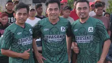 Seto Nurdiyantoro (tengah) diapit kedua adiknya Fajar Listyantoro (kanan) dan Yohanes Yuniantoro (kiri) dalam sebuah laga amal di Ceper, Kabupaten Klaten, tahun 2018. (Bola.com/Vincentius Atmaja)