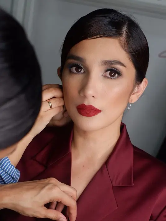 Cantiknya cewek ini memang nggak pernah lekang oleh waktu. (Sumber foto: ussypratama/instagram)