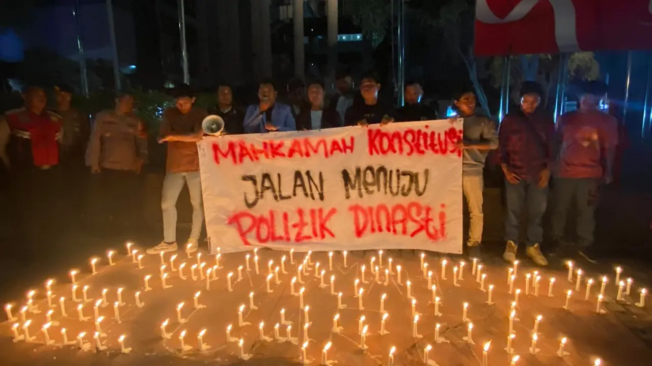 Badan Eksekutif Mahasiswa (BEM) Nusantara menggelar aksi simbolik pemasangan seribu lilin di depan Gedung Mahkamah Konstitusi (MK), Jakarta, Selasa (17/10/2023) malam (Istimewa)