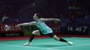 Pebulutangkis Thailand, Ratchanok Intanon mencoba mengembalikan kok saat melawan Fitriani pada ajang Indonesia Open 2018 di Istyora Senayan, Jakarta, (3/6/2018). Intanon menang 21-8, 21-16. (Bola.com/Nick Hanoatubun)