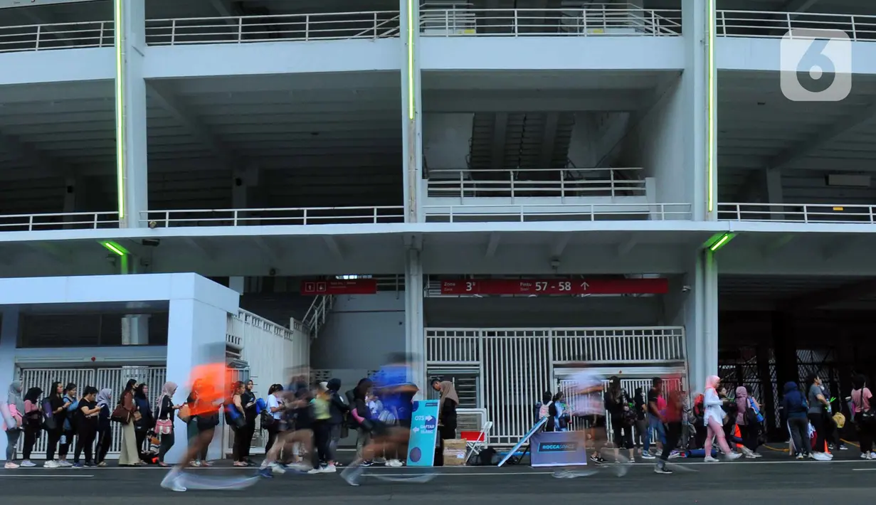 Warga antre untuk mengikuti senam saat yang lainnya berolahraga di kawasan Stadion Utama Gelora Bung Karno (SUGBK), Jakarta, Kamis (9/2/2023). Sejak pemerintah mengumumkan tidak ada lagi pembatasan sosial skala besar (PSBB), warga kian antusias untuk berolahraga seperti lari, senam, dan jalan santai. (merdeka.com/Imam Buhori)