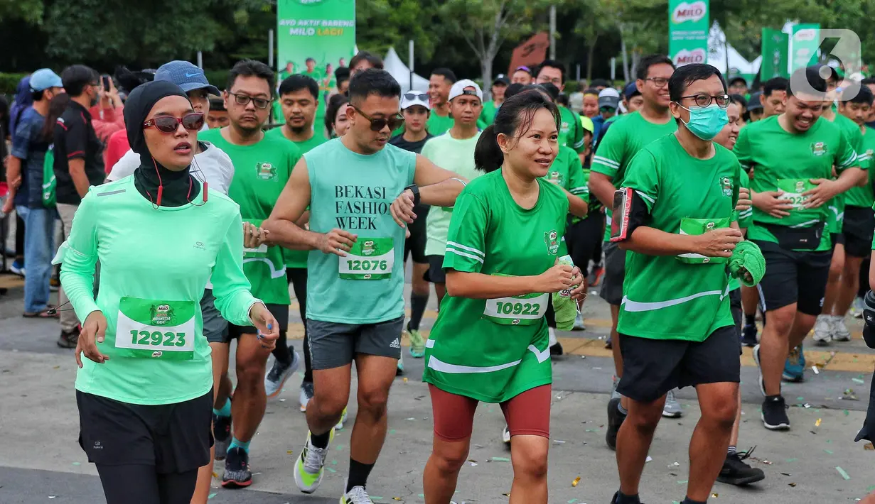 Peserta berlari saat mengikuti lomba lari di kawasan Senayan, Jakarta, Minggu (4/9/2022). Lomba lari Milo ACTIV Indonesia Race (MAIR) 2022 yang terbagi dalam beberapa kategori yaitu 10K, 5K dan family run 2,5K tersebut untuk menyambut hari Olahraga Nasional yang jatuh pada 9 September mendatang. (Liputan6 com/Angga Yuniar)