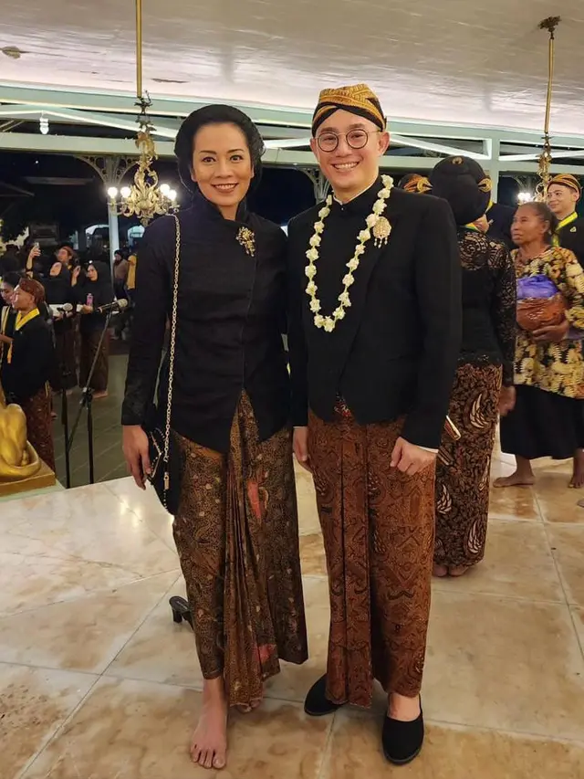 6 Beda Gaya Erina Gudono, Michelle Joan, dan Dee Lestari Pakai Kebaya Hitam Bersanggul Jawa saat Ikuti Kirab 1 Suro di Mangkunegaran Solo