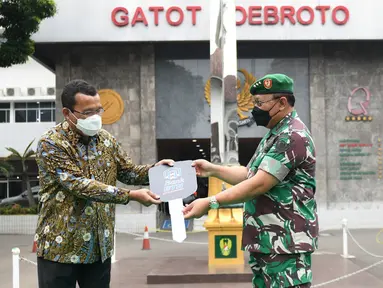 Direktur Utama Bank BTN Haru Koesmahargyo (kiri) secara simbolis memberikan bantuan 2 unit kendaraan sarana kesehatan kepada Kepala RSPAD Gatot Subroto Letnan Jenderal TNI dr. Albertus Budi Sulistya (kanan) di RSPAD Gatot Subroto, Jakarta Kamis (30/12/2021) (Liputan6.com/HO/BTN)