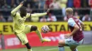 Di awal laga pada menit ke-6 Arsenal hampir mencetak gol melalui Nicolas Pepe. Sayang, tandukannya masih melebar dari gawang Burnley. (PA via AP/Anthony Devlin)
