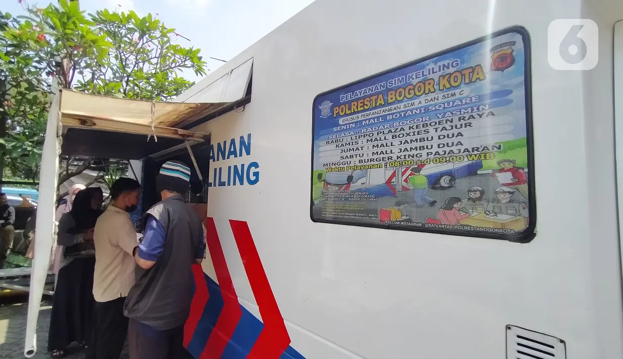 Warga perpanjang SIM A dan SIM C saat Pelayanan SIM Keliling di Plaza Jambu Dua, Kota Bogor, Sabtu (5/11/2022). Polresta Bogor Kota telah mempersiapkan beberapa titik lokasi pelayanan di wilayah Kota Bogor, warga hanya perlu membawa SIM A/C asli yang hendak diperpanjang masa berlakunya dan menyertakan fotocopy E-KTP. (Liputan6.com/Magang/Aida Nuralifa)