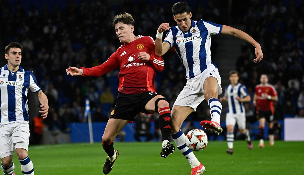 Bermain di hadapan publik sendiri, Real Sociedad berhasil menahan imbang Manchester United dengan skor 1-1. (ANDER GILLENEA/AFP)