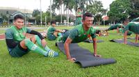 Pemain PS Tira melakoni latihan fisik berat guna mengukur level kebugaran mereka. (Bola.com/Permana Kusumadijaya)