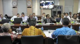 Suasana pertemuan antara OJK dengan Komite IV DPD RI saat Rapat Dengar Pendapat, Jakarta, Rabu (11/2/2015). OJK mencanangkan tahun 2015 sebagai tahun Pasar Modal Syariah.(Liputan6.com/Andrian M Tunay)