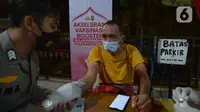 Tim medis mengecek kesehatan warga sebelum mendapatkan vaksin booster di Jakarta, Rabu (6/4/2022). Kegiatan vaksinasi booster ini digelar sampai jelang mudik, dimana saat ini 503 gerai vaskin yang tersebar di wilayah hukum Polda Metro Jaya. (merdeka.com/Imam Buhori)