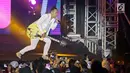 Aksi panggung mantan vokalis Jikustik, Pongki Barata dalam konser bertajuk 'Jikustik Reunian' di Grand Pasific Hall, Yogyakarta, Jumat (29/3). Jikustik bersama mantan vokalisnya tersebut sukses mengobati kerinduan ribuan pentonton lewat lagu-lagu yang bikin baper. (Fimela.com/Bambang E. Ros)