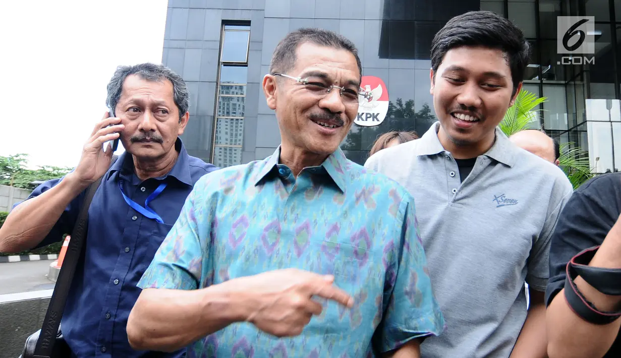 Mantan Mendagri Gamawan Fauzi (tengah) menjawab pertanyaan saat meninggalkan Gedung KPK usai menjalani pemeriksaan, Jakarta, Rabu (8/11). Gamawan diperiksa terkait kasus dugaan korupsi KTP Elektronik. (Liputan6.com/Helmi Fithriansyah)