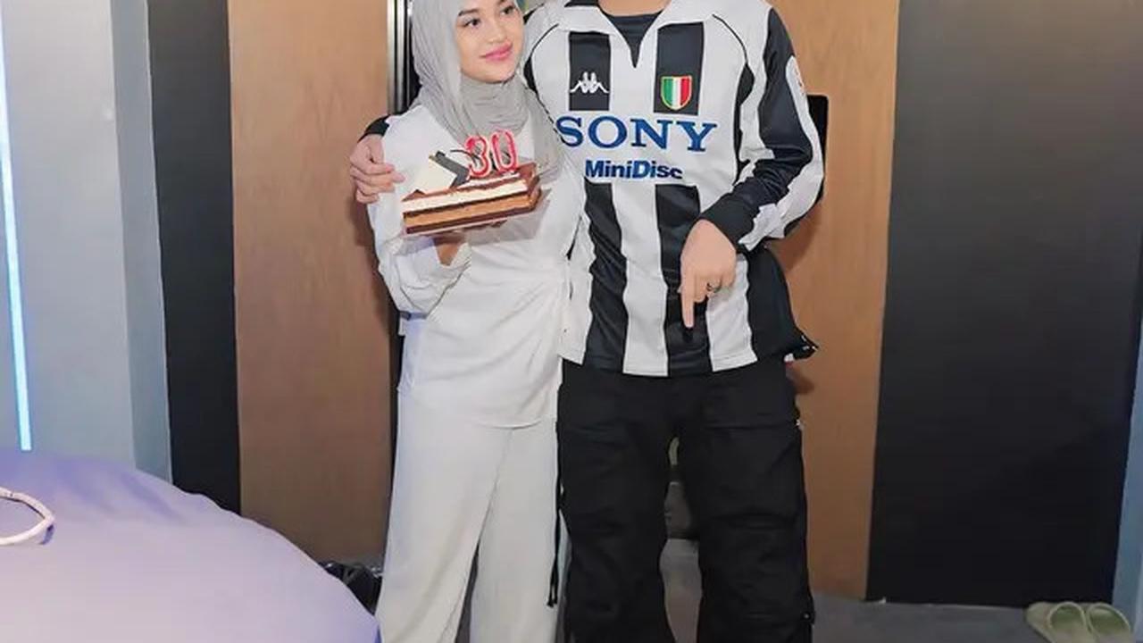 7 Potret Atta Halilintar Ultah ke-30, Aurel Hermansyah Beri Kejutan Sederhana