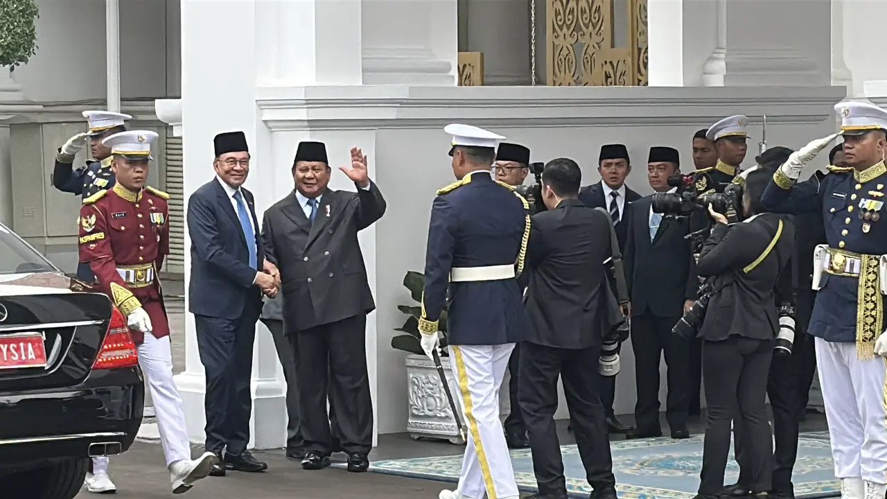 Presiden Prabowo Subianto menyambut Perdana Menteri atau PM Malaysia Anwar Ibrahim di Istana Negara, Jakarta, Selasa (29/7/2025).