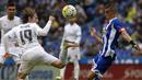 Gelandang Real Madrid, Luka Modric, berebut bola dengan gelandang Deportivo, Faycal Fajr, pada laga La Liga Spanyol. Meskipun menang Madrid gagal menjadi juara Liga Spanyol. (AFP/Miguel Riopa)