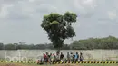 Para peserta balapan berteduh di bawah pohon pada Festival BMX di kompleks Islamic Center, Sukada, Lampung, Minggu (19/3/2017) (Bola.com/Reza Bachtiar)