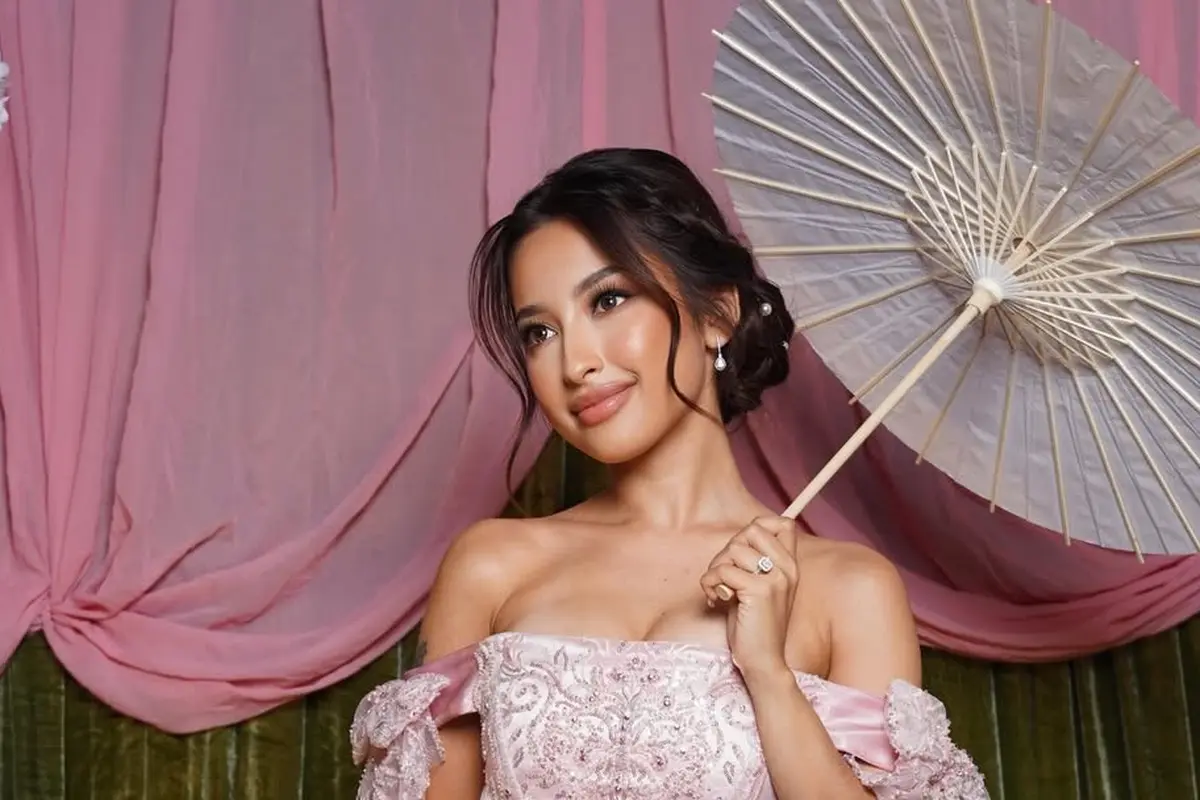 Soft Pink Romance ala Jennifer Coppen, Tampil Bak Heroine Bridgerton di Momen Bridal Proposal