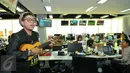 Panca Warna salah satu peserta Stand up comedi Torabika Capucino Cool Expresion ketika berlatih sambil menghibur redaksi liputan6 di kantor SCTV, Jakarta, (3/6). Jelang babak final, tiga finalis standup berlatih di kantor SCTV. (Liputan6.com/Yoppy renato)