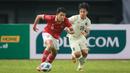<p>Pemain Timnas Indonesia U-19,&nbsp;Ferdiansyah Cecep Surya&nbsp;menggiring bola&nbsp;dibayangi pemain Timnas Thailand U-19, Phon-Ek Maneekorn dalam pertandingan babak penyisihan Grup A Piala AFF U-19 yang berlangsung di Stadion Patriot Candrabhaga, Bekasi, Rabu (6/7/2022). (Bola.com/Bagaskara Lazuardi)</p>