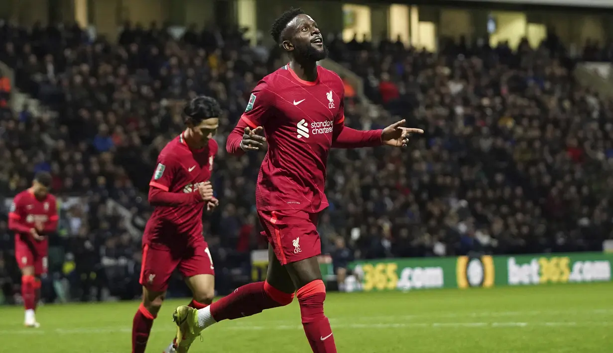 Bola muntah berhasil dimanfaatkan oleh Divock Origi yang berada dalam posisi sulit namun mampu melepaskan tendangan dengan telapak kaki kirinya tanpa bisa dijangkau Declan Rudd. (AP/Jon Super)