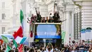 Para pemain dan fans tampak menikmati euforia keberhasilan Timnas Italia membawa pulang trofi Piala Eropa ke negaranya. (Foto:AP/Mauro Scrobogna
