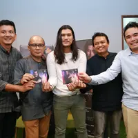 Dari sembilan lagu yang ia ciptakan untuk album terbarunya ini, Virzha mengaku seluruhnya merupakan bagian dari pengalaman pribadi. (Adrian Putra/Bintang.com)