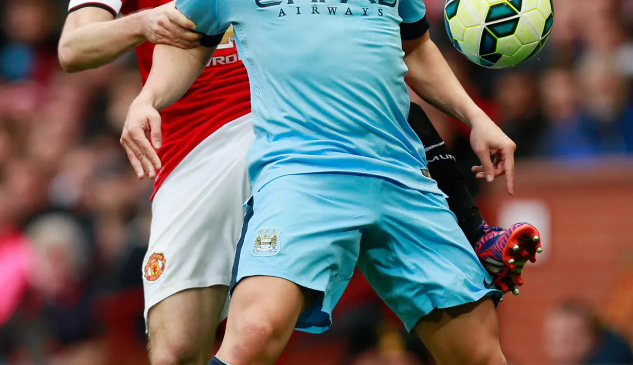 Gelandang Manchester City, Samir Nasri (depan) mengontrol bola dari kejaran pemain MU Daley Blind saat Laga Liga Premier Inggris di Old Trafford, Minggu (12/4/2015). Manchester United menang 4-2 atas City. (Reuters/Jason Cairnduff)