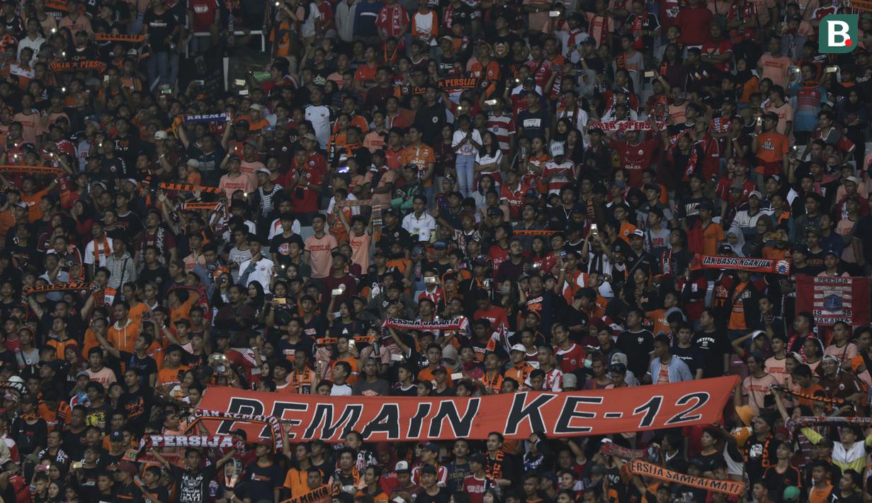 Suporter Persija, The Jakmania, membentangkan spanduk memberikan dukungan saat melawan Persela pada laga Liga 1 di SUGBK, Jakarta, Selasa (20/11). Persija menang 3-0 atas Persela. (Bola.com/Vitalis Yogi Trisna)
