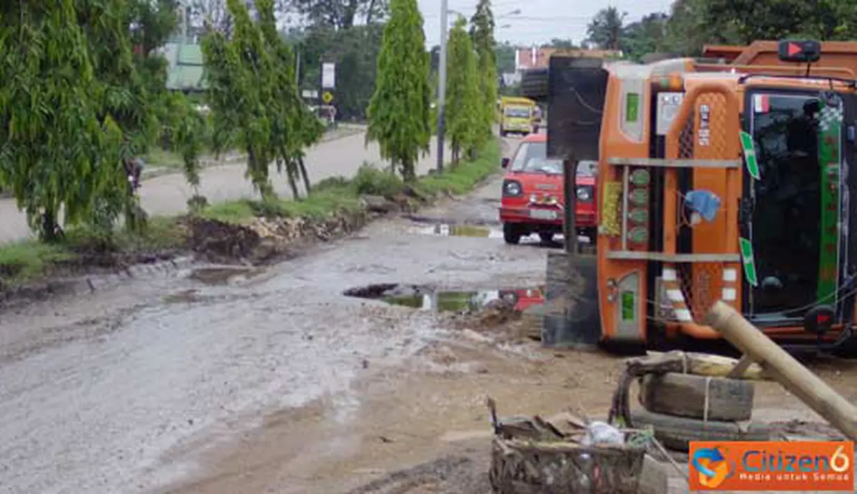 Citizen6, Jambi: Truk terguling di Jalan Lintas Jambi, Minggu (1/5) (Pengirim: Fareri Gian)