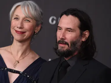 Aktor Keanu Reeves dan Alexandra Grant menghadiri red carpet LACMA Art + Film di Los Angeles, 2 November 2019. Keanu Reeves akhirnya tampil di depan umum dengan seorang pacar setelah tak pernah terdengar memiliki hubungan serius dengan wanita selama 35 tahun berkarier. (Jordan Strauss/Invision/AP)