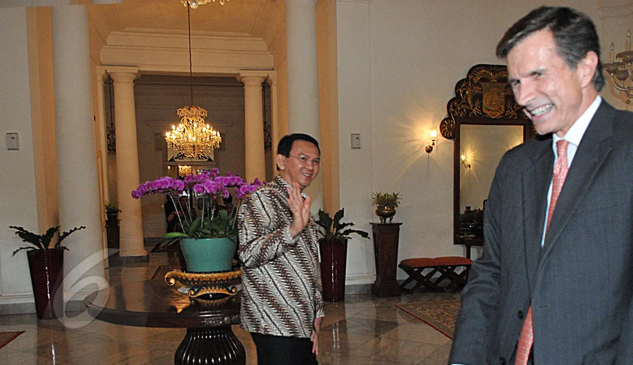 Duta besar Amerika, Robert O. Blake, Jr (kanan) usai menemui Gubernur DKI, Basuki T Purnama, Jakarta, Senin (8/6/2015). Robert melaporkan gedung kedutaan amerika yang sedang di bangun di Jalan Medan Merdeka Selatan. (Liputan6.com/Herman Zakharia)