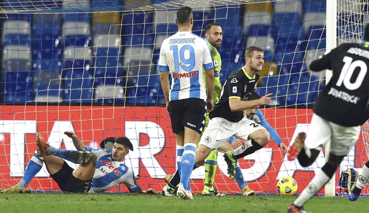 Pemain Spezia, Tommaso Pobega, melakukan selebrasi usai mencetakk gol ke gawang Napoli pada laga Liga Italia di Stadion Diego Armando Maradona, Rabu (6/1/2021). Napoli takluk dengan skor 1-2. (Alessandro Garofalo/LaPresse via AP)