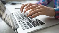 Ilustrasi Seseorang Sedang Menulis Jurnal Ilmiah di Laptop (freepik/katemangostar)
