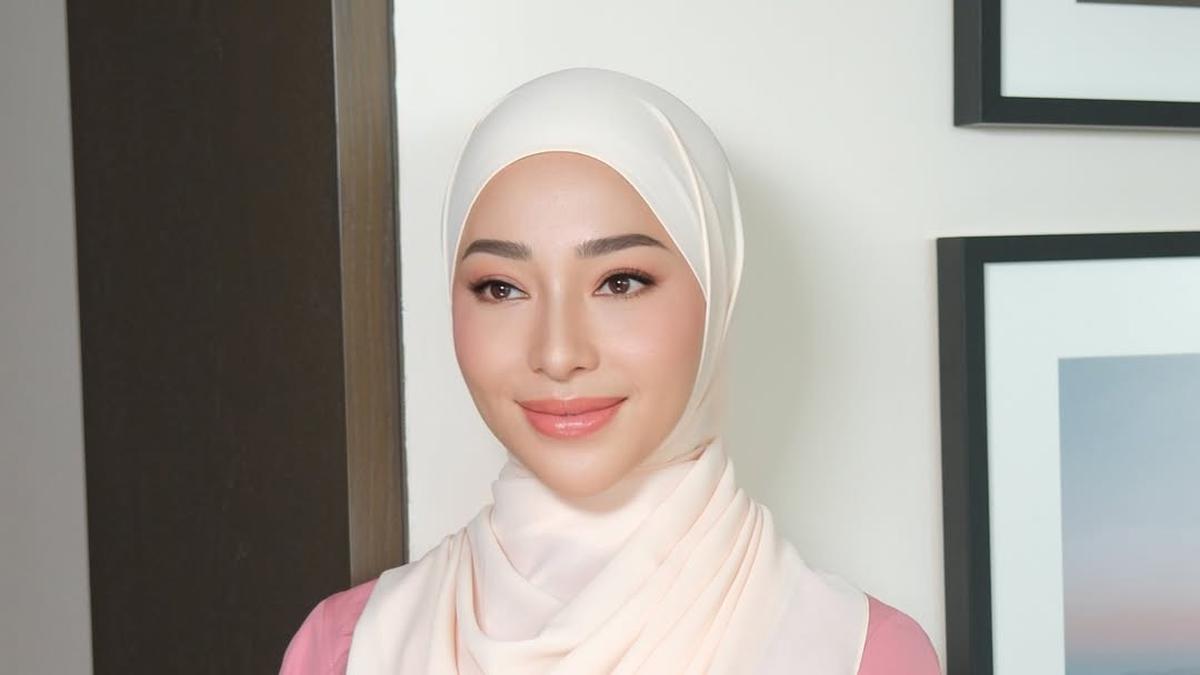 Anggun Berhijab dengan Makeup Soft, Pesona Nikita Willy Tampil Manis dalam Balutan Nuansa Pink