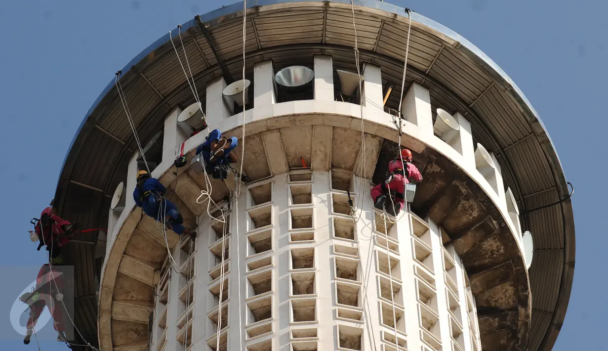 Beberapa relawan pecinta alam membersihkan atap menara Masjid Istiqlal, Jakarta, Jumat (17/2). Menyambut Milad Masjid Istiqlal ke-39, relawan pecinta alam bantu membersihkan Masjid Istiqlal. (Liputan6.com/Helmi Fithriansyah)