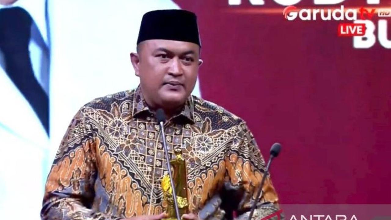 Bupati Bogor Rudy Susmanto Raih Penghargaan Pahlawan Inspiratif Pembangunan di Indonesia Kita Awards 2025