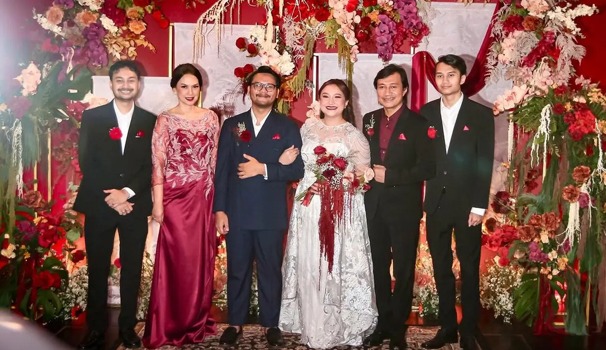Ira Wibowo terlihat begitu cantik dan awet muda dalam momen bahagia putri sambungnya tersebut. Ia tampil mengenakan seragam keluarga yang hadir dalam palet warna merah maroon. [@irabw]