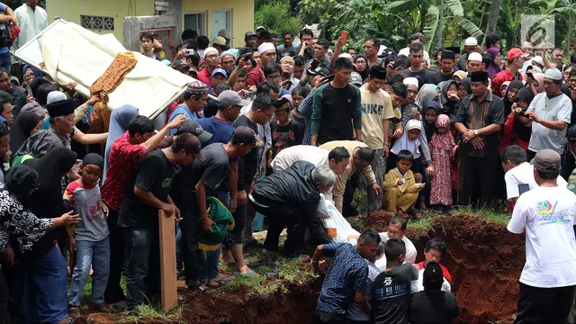 Duka Selimuti Penguburan Massal Korban Kecelakaan Tanjakan Emen