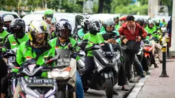 Ojek online menunggu dan menurunkan penumpang di Jakarta, Kamis (20/2/2020). Rencananya, tarif batas bawah ojek online yang kini Rp 2.000 per kilometer akan naik menjadi Rp 2.500. (Liputan6.com/Angga Yuniar)