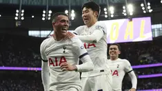 Tottenham Hotspur kembali ke posisi empat besar klasemen sementara Premier League 2023/2024 berkat kemenangan 3-1 atas tamunya Nottingham Forest pada laga pekan ke-32 di Tottenham Hotspur Stadium, London, Senin (8/4/2024) dini hari WIB. Tiga gol The Lilywhites dihasilkan oleh gol bunuh diri bek Nottingham Forest, Murillo (15') ditambah dua gol dari bek mereka, Micky van de Ven (52') dan Pedro Porro (58'). Sementara satu-satunya gol tim tamu dicetak Chris Wood pada menit ke-27. (AP Photo/Ian Walton)