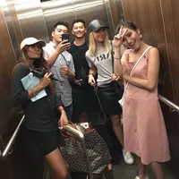 "Nih gaya nggak tuh anak Depok punya squad di mari (Australia) hahaha. Hayo pada mau komen apa lu pade dah hahaha. Pasti ade aje emang gue pikirin hahaha," tulis Ayu Ting Ting di akun Instagramnya. Instagram/ AyuTingTing92)