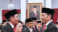 Presiden Joko Widodo (kanan) menyalami Tumpak Hatorangan Panggabean usai pelantikan Dewan Pengawas KPK di Istana Negara, Jakarta, Jumat (20/12/2019). Upacara pelantikan Dewan Pengawas KPK dipimpin langsung Presiden Joko Widodo. (Foto: Biro Pers Setpres)