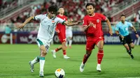 Pemain Timnas Indonesia U-23, Komang Teguh Trisnanda (kanan) membayangi pergerakan pemain Irak U-23, Ali Jasim pada laga perebutan tempat ketiga Piala Asia U-23 2024 di Abdullah bin Khalifa Stadium, Doha, Qatar, Kamis (2/5/2024). (AFP/Karim Jaafar)